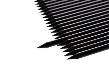 Beyaz masadaki birbirinin tıpatıp aynısı bir sürü siyahi adamdan uzakta duran bir kalem.. 