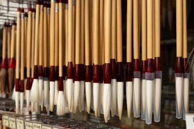 Çin boya fırçası raflarda asılı.