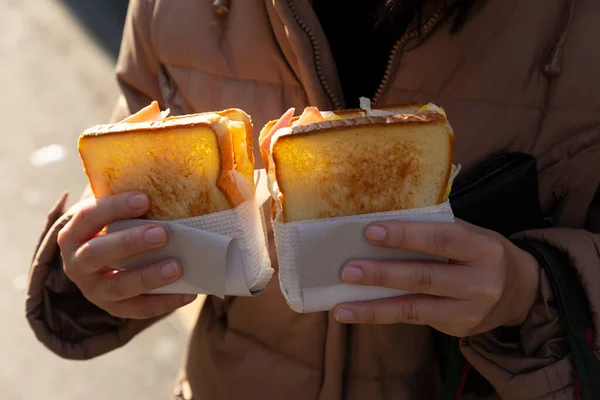 Χέρι Κρατώντας Σάντουιτς Στυλ Νότιας Κορέας Νότια Κορέα Street Food — Φωτογραφία Αρχείου