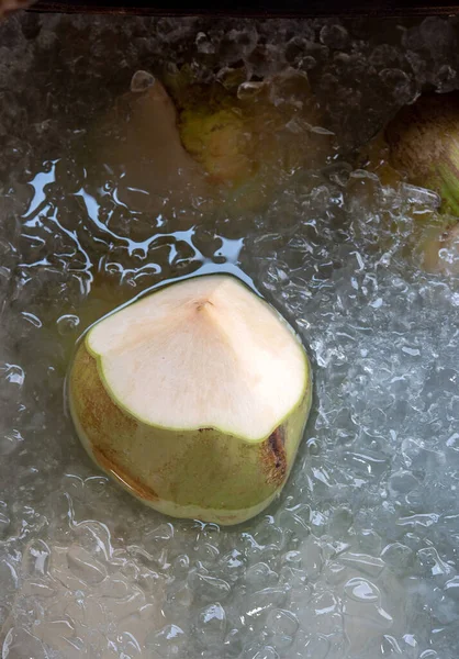 Fruits Noix Coco Pour Rafraîchir Refroidissement Dans Eau Glacée — Photo