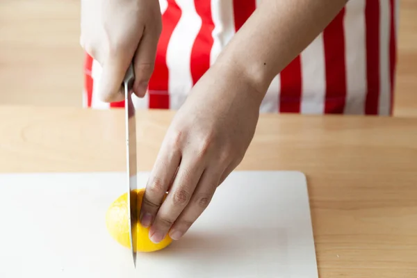 Hand Using Knife Cut Slide Lemon — Stock Photo, Image