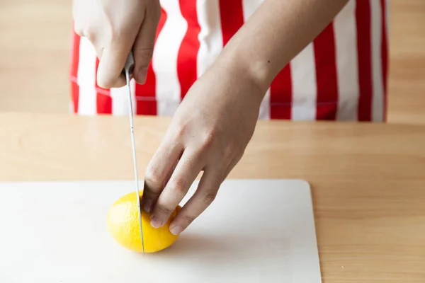 Hand Using Knife Cut Slide Lemon — Stock Photo, Image