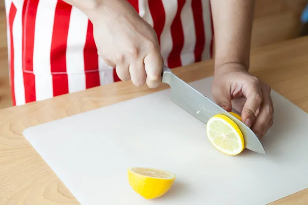 Hand Using Knife Cut Slide Lemon — Stock Photo, Image