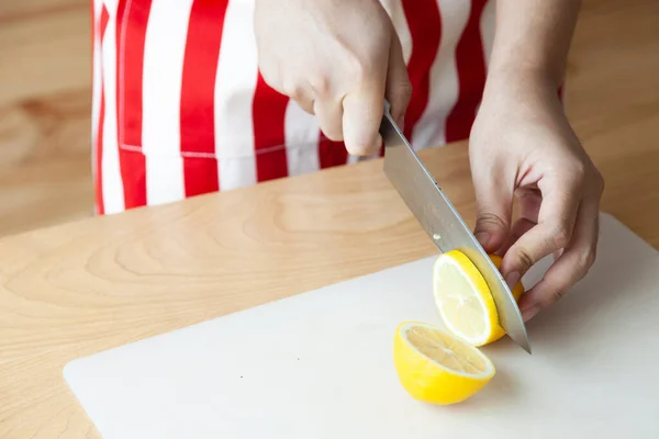 Рука Помощью Ножа Резки Скольжения Лимона — стоковое фото