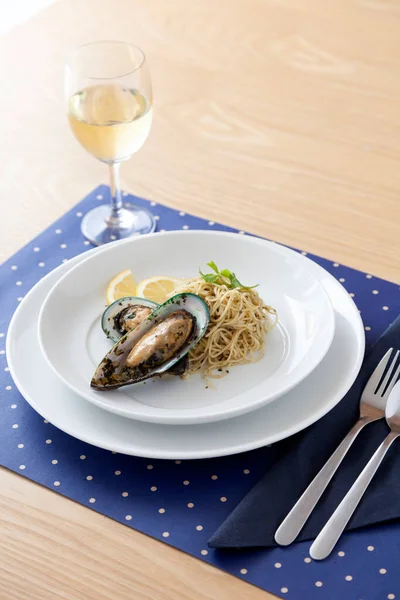 Comida Casera Pasta Mejillones Con Vino Blanco Mesa Madera —  Fotos de Stock