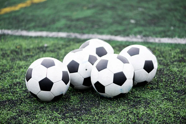 Тренировочные Мячи Зеленом Футбольном Поле — стоковое фото