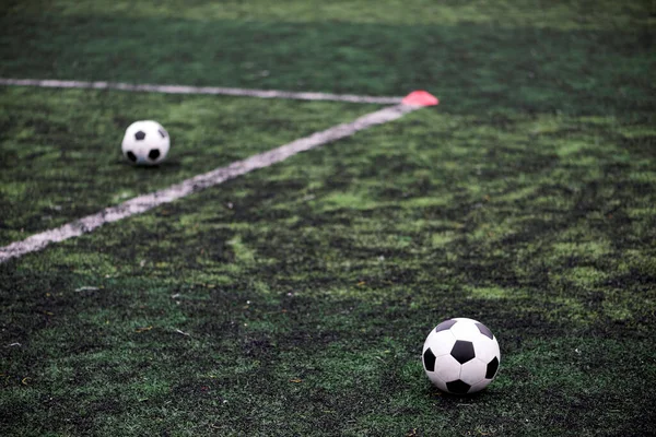 Тренировочные Мячи Зеленом Футбольном Поле — стоковое фото
