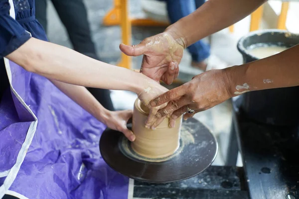 Mano Artesano Medieval Hembra Hace Una Olla Barro —  Fotos de Stock