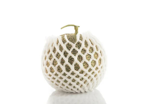 Organiczny Świeży Melon Pokryty Odporną Wstrząsy Pianką Białym Tle — Zdjęcie stockowe