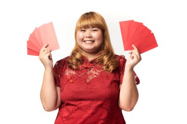 Elinde ang pow ya da kırmızı paket para olan Asyalı bir kadın. Çin Yeni Yıl Konsepti.