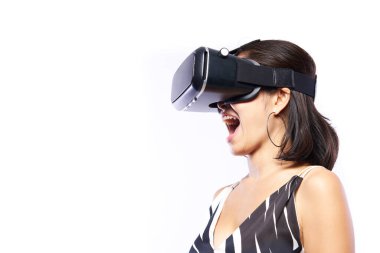 Beyaz arka planda Vr-kulaklık takan ve eğlenen kadınlar