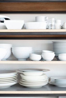 Rafta beyaz tablo takımı