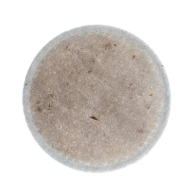 Arka planda kirli endüstriyel yüz maskesi filtresi izole edildi