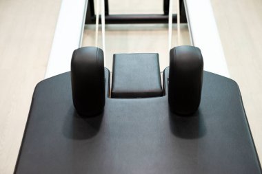 Spor salonundaki pilates egzersiz ve esneklik esneme makinesini kapatın.