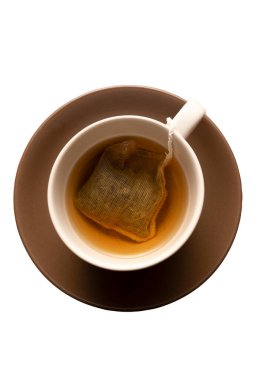 Bir fincan çay, beyaza izole edilmiş.