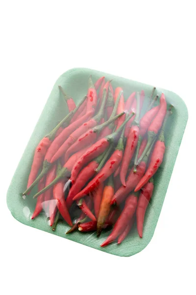 Chilli Vermelho Envoltório Recipiente Espuma Pelo Plástico Isolado Fundo — Fotografia de Stock