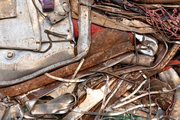 堆放在袋中供循环利用的废金属堆 — 图库照片