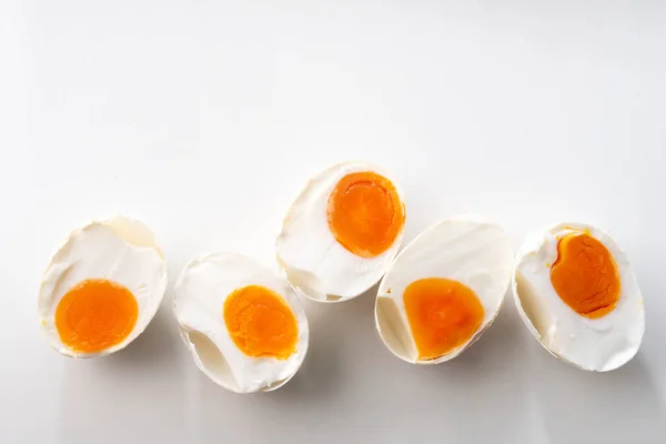 Huevo Salado Grupo Medio Cortado Sobre Fondo Con Espacio Vacío Imagen De Stock