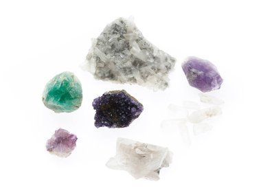 Kuvarslı değerli taşların renkli kristal mineral örneği