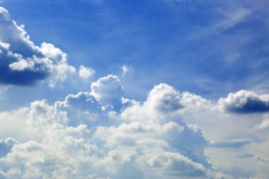 Mavi arka planda sert güneş ışığı altında yumuşak bulut