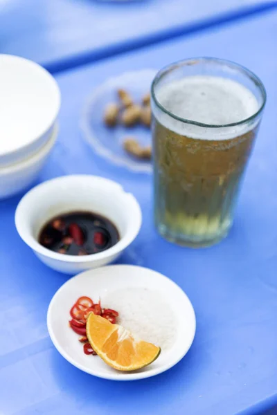 越南街头食品用橙汁和啤酒冷却 免版税图库图片
