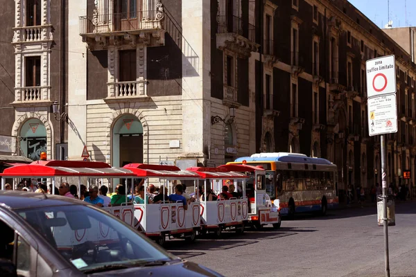 Touristes Voyageant Ville Avec Petit Train Catane Sicile — Photo