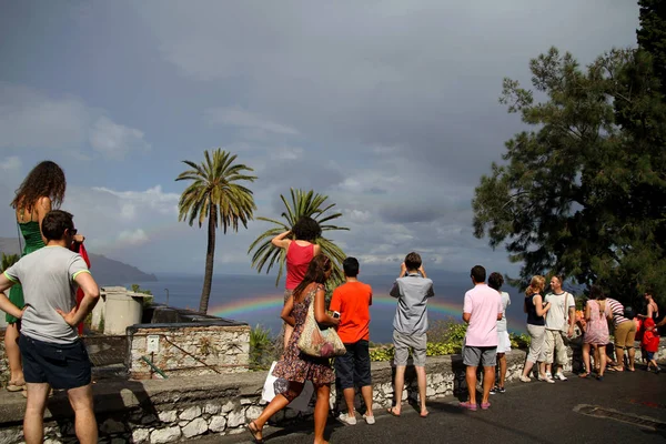 Touristen Fotografieren Regenbogen Taormina Sizilien Italien — Stockfoto