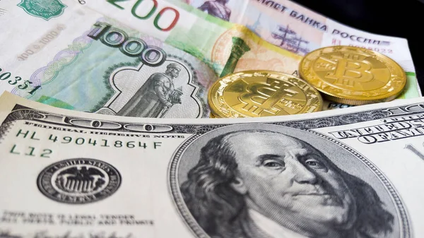Dinheiro Virtual Bitcoin Dourado Cem Dólares Rublos Russos — Fotografia de Stock