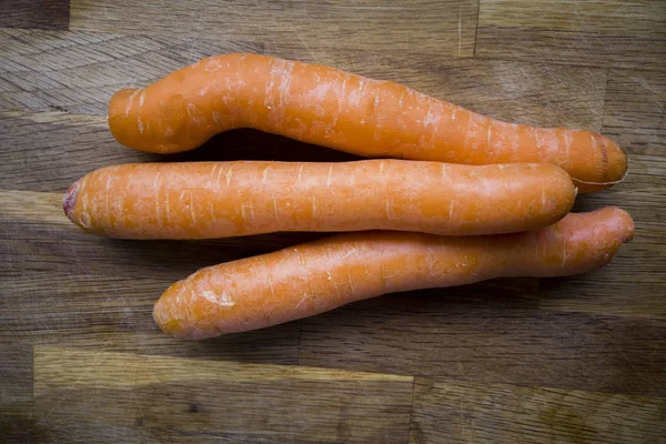 Tahta masadaki organik havuçlar