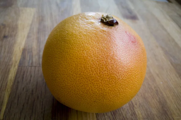 Organic Grapefruit Wood Table — Stock Photo, Image