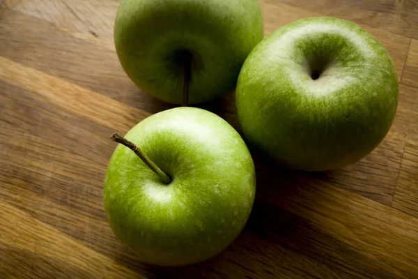 organik yeşil elmalar ahşap masada
