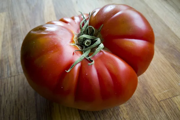 Ahşap masada organik domates