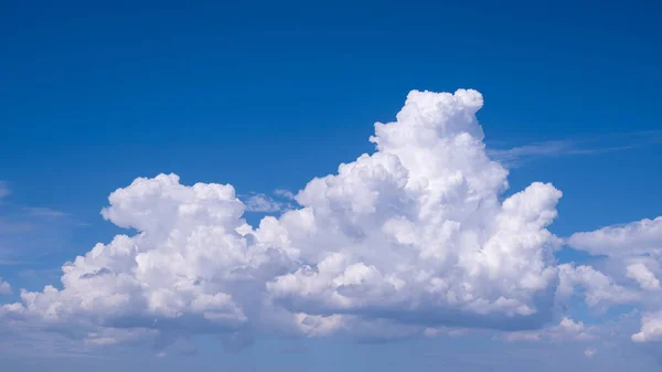 Καταπληκτικό Σύννεφο Ηλιόλουστη Μέρα — Φωτογραφία Αρχείου