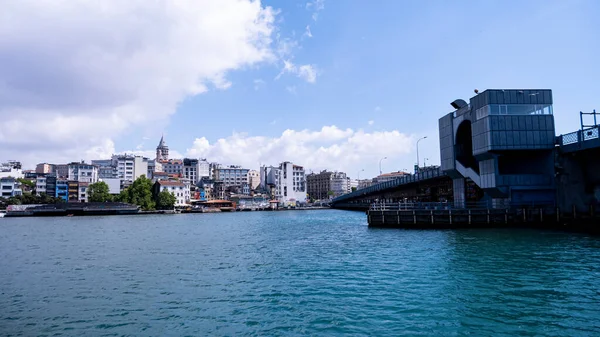 İstanbul eminonu ve Galata Köprüsü, gemi manzaralı.