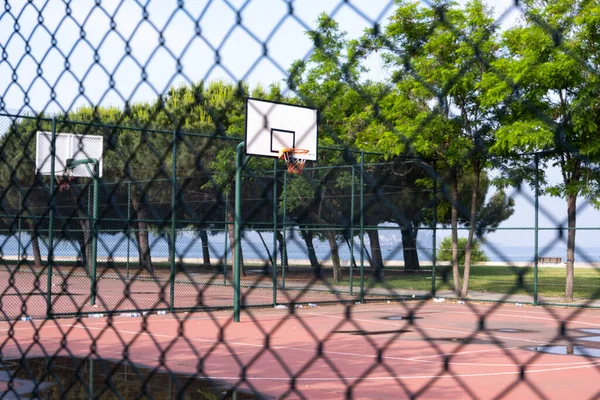 Basketbol sahası açık mavi gökyüzü