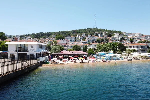 İstanbul 'daki feribottan ada manzarası