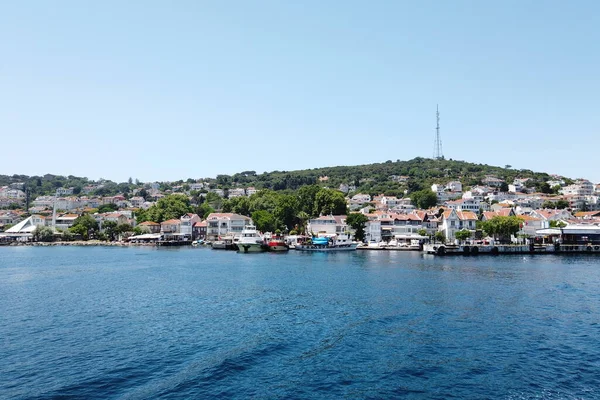 イスタンブールのフェリーからの島の眺め — ストック写真