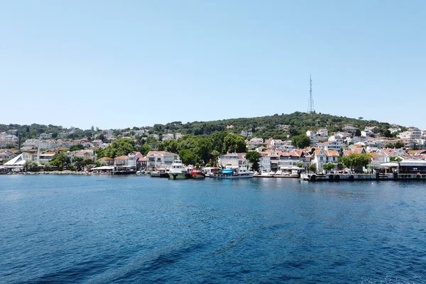 İstanbul 'daki feribottan ada manzarası