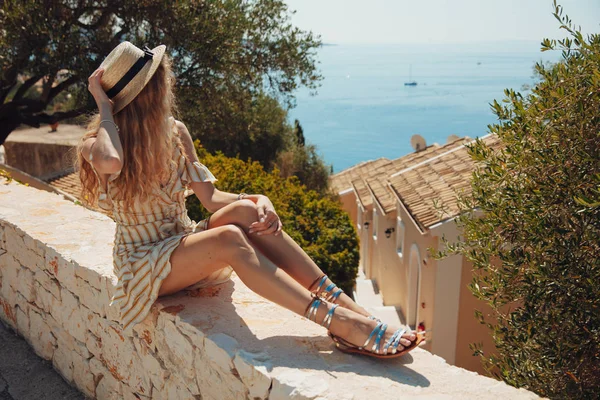 Young Blonde Girl Curly Long Hair Wearing Straw Hat Short — Stock Photo, Image