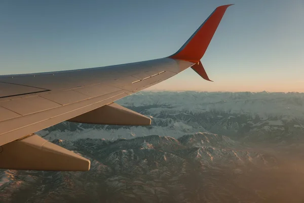 Zblízka Křídla Letadla Nad Zasněženými Horami Během Letu Úžasný Výhled — Stock fotografie