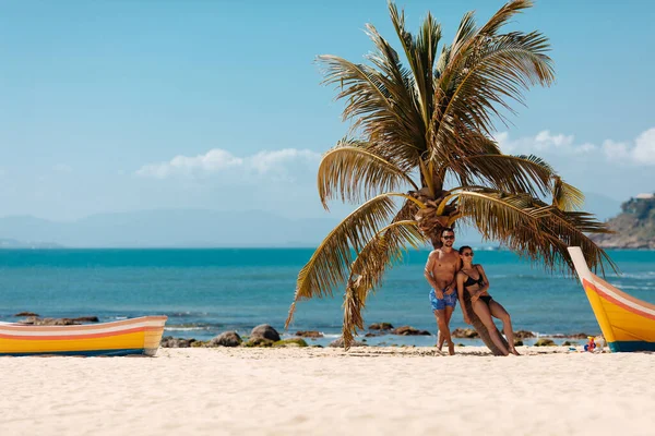 Szczęśliwa Para Letniej Odzieży Okularach Przeciwsłonecznych Opierających Się Tropikalnej Palmie — Zdjęcie stockowe