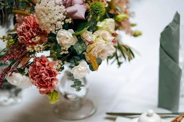 Primer Plano Hermoso Ramo Hecho Varias Flores Colores Preparado Para — Foto de Stock