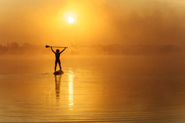 Yüzme Şortlu Güçlü Bir Adam Gölde Sabah Işığında Başının Üstünde — Stok fotoğraf