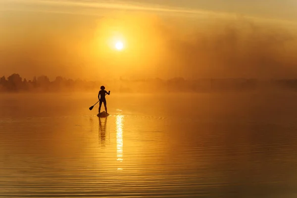 Silüetli Genç Adam Sisli Bir Sabahta Kürekle Suyla Yüzüyor Spor — Stok fotoğraf
