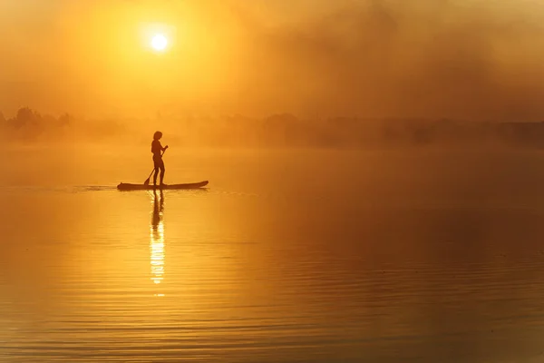 Silhueta Homem Ativo Prancha Remo Lago Local Névoa Matinal Forte — Fotografia de Stock