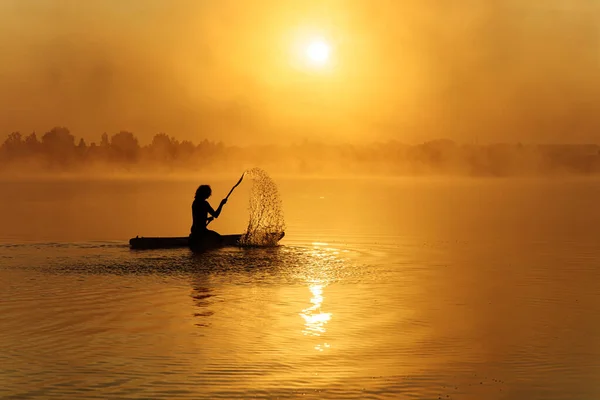 Silüetli Kaslı Genç Adam Sabah Gölünde Suyla Sıçratıyordu Aktivitesi Sırasında — Stok fotoğraf