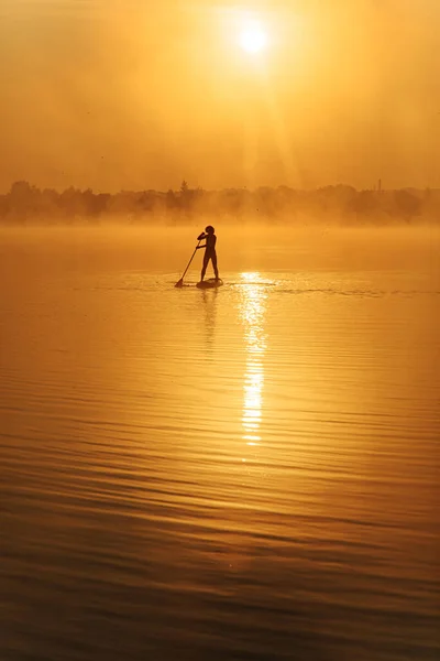 Homem Musculoso Distância Remando Prancha Jantar Lago Local Com Nevoeiro — Fotografia de Stock