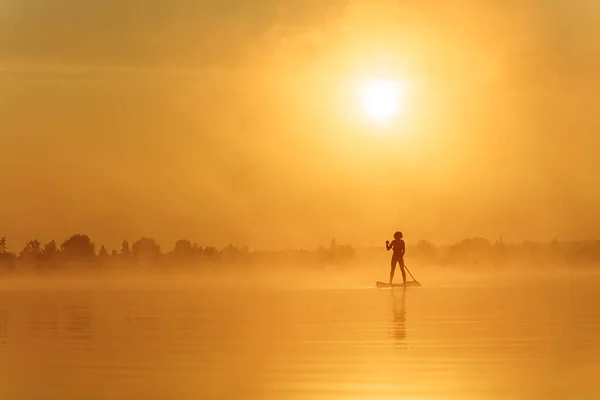 Gölde Güneşin Doğuşu Sırasında Kürek Çeken Sporcunun Silueti Temiz Hava — Stok fotoğraf