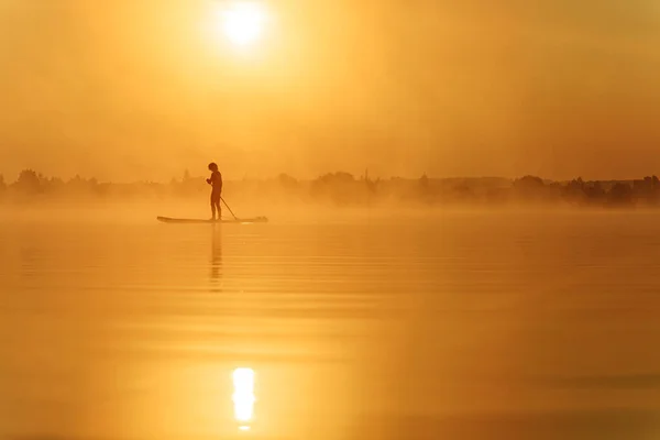 Güneşli Yaz Sabahında Sisli Gölde Yüzmek Için Raket Kullanan Atletik — Stok fotoğraf