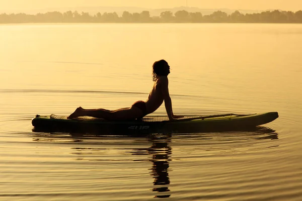 Jovem Ativo Silhueta Esticando Corpo Prancha Jantar Lago Local Com — Fotografia de Stock